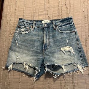 Abercrombie and Fitch 4” high rise short size 27/4